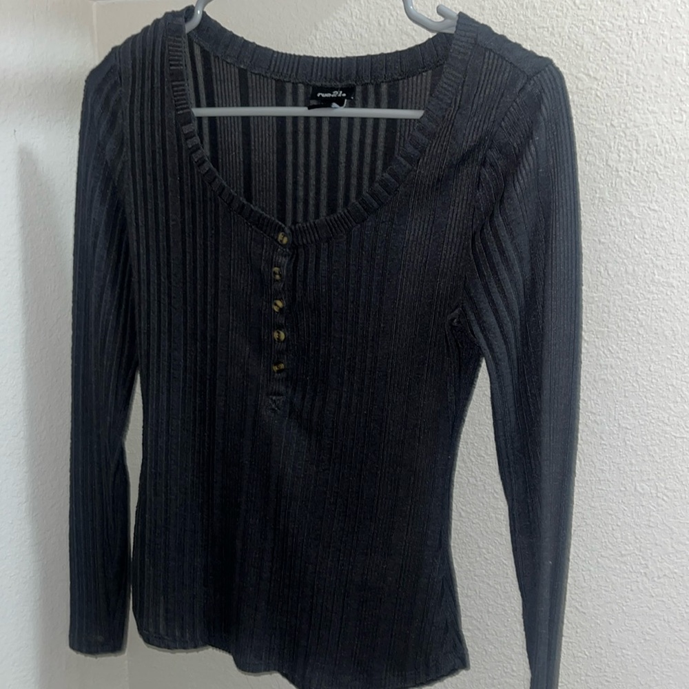 Fitted detailed grey long sleeve